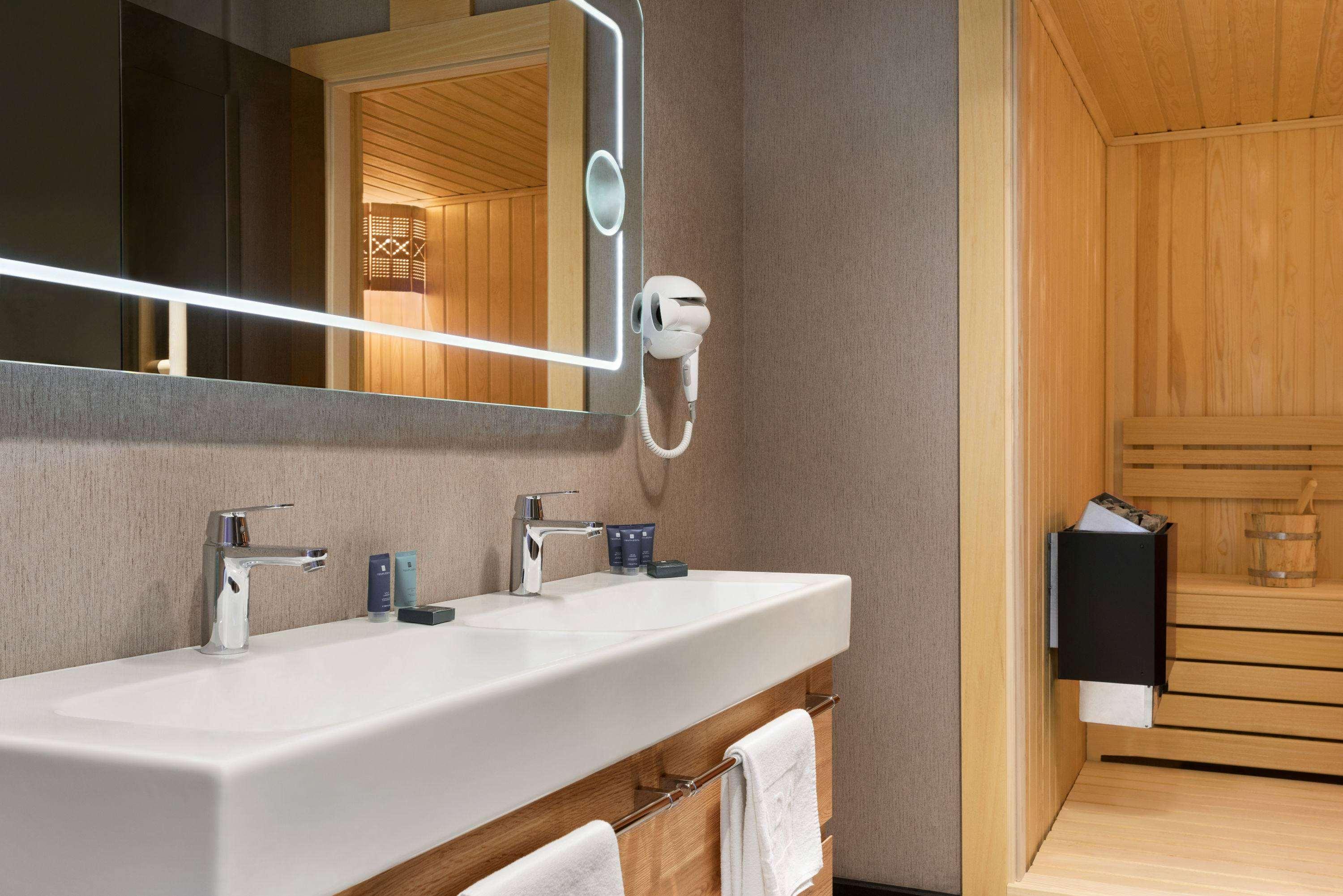 Hotel Ramada By Wyndham Tire Extérieur photo