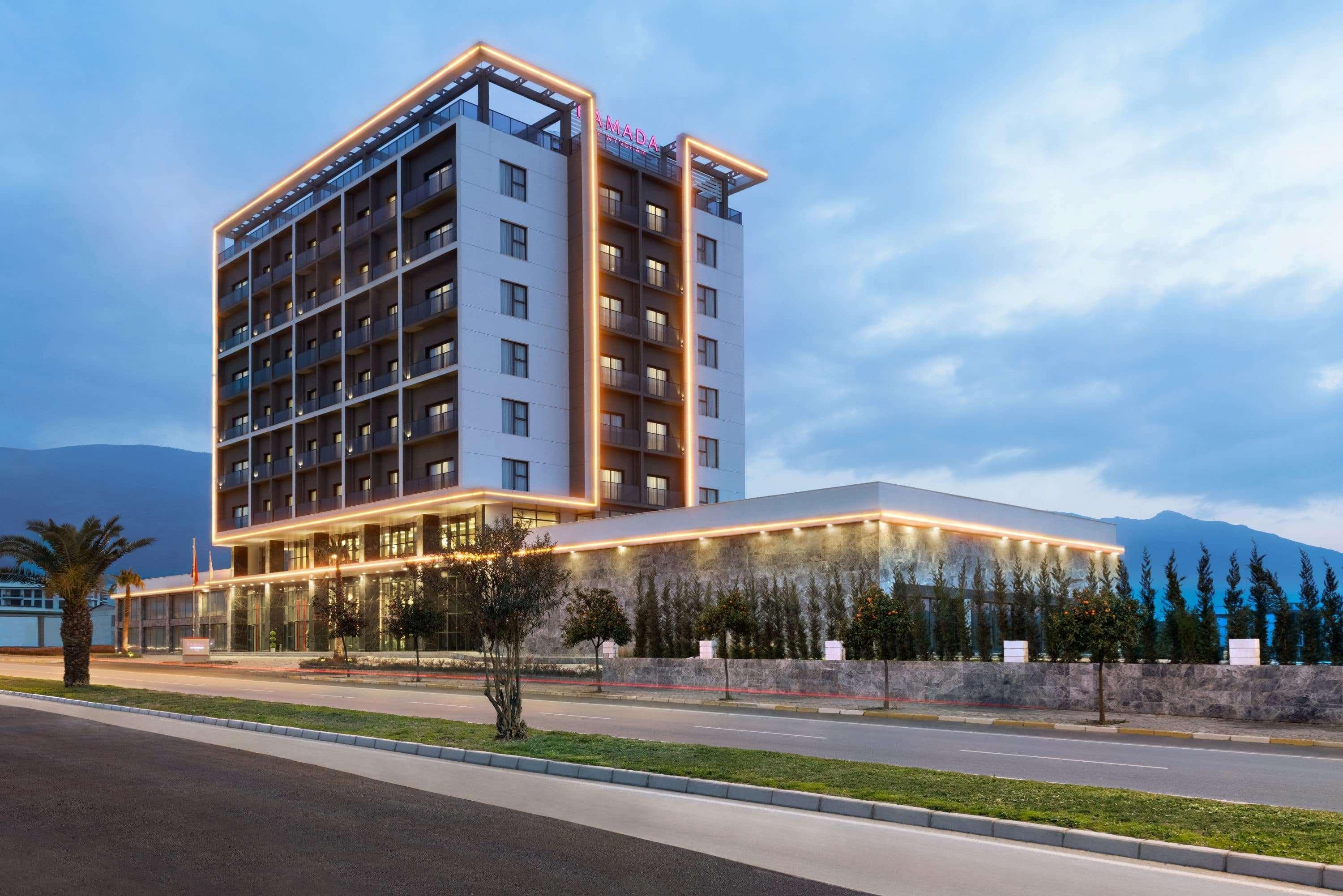Hotel Ramada By Wyndham Tire Extérieur photo