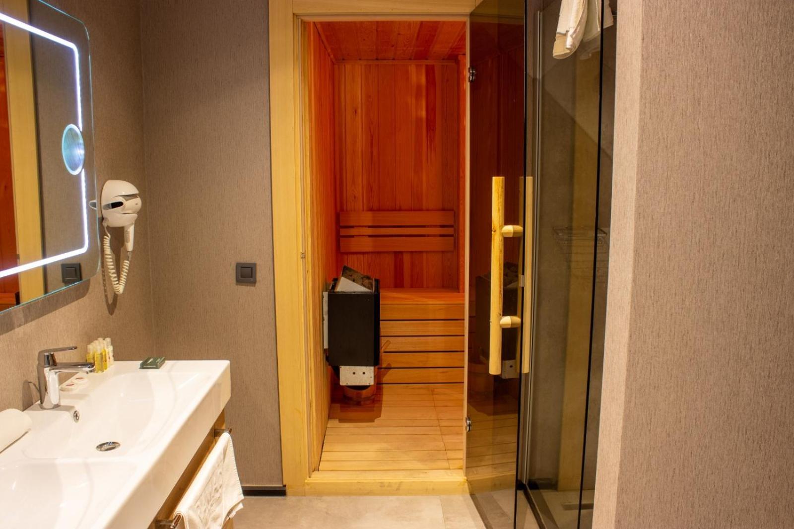 Hotel Ramada By Wyndham Tire Extérieur photo