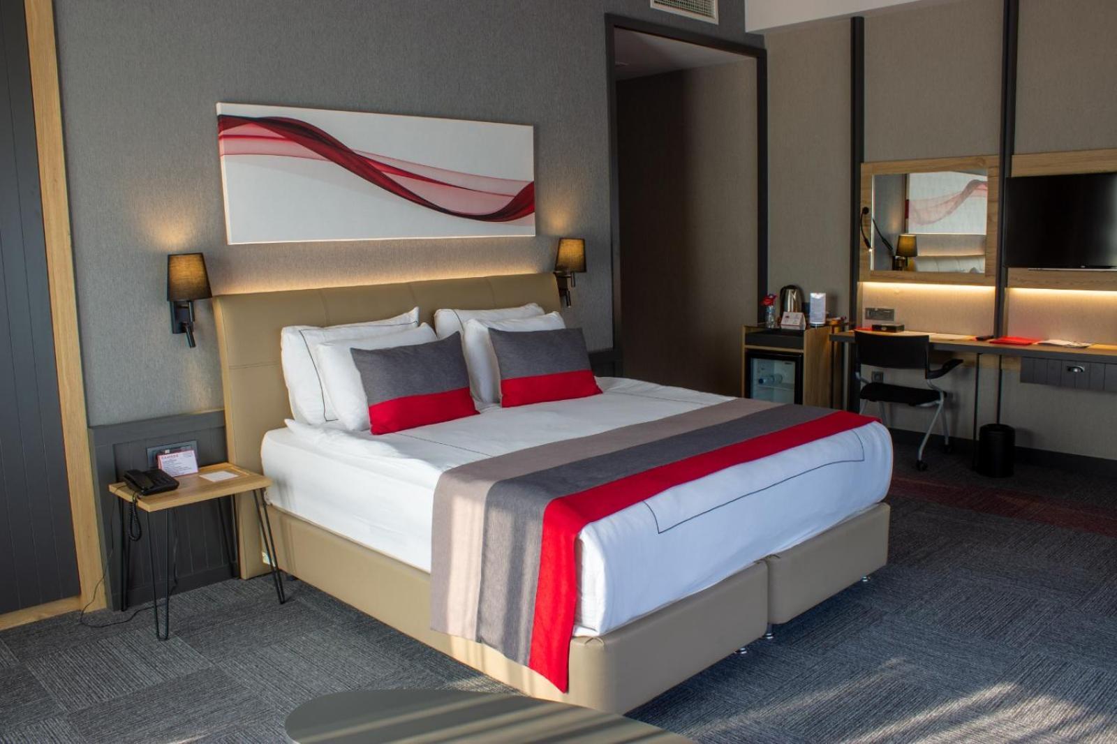 Hotel Ramada By Wyndham Tire Extérieur photo