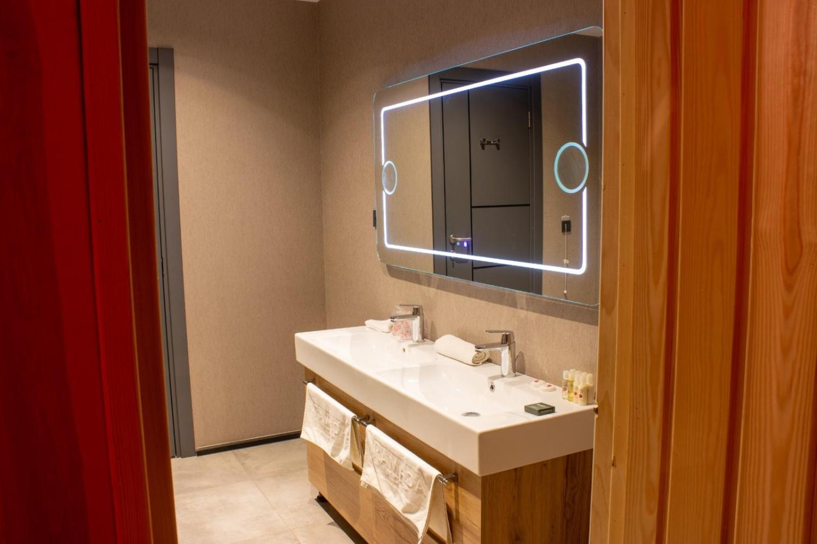 Hotel Ramada By Wyndham Tire Extérieur photo