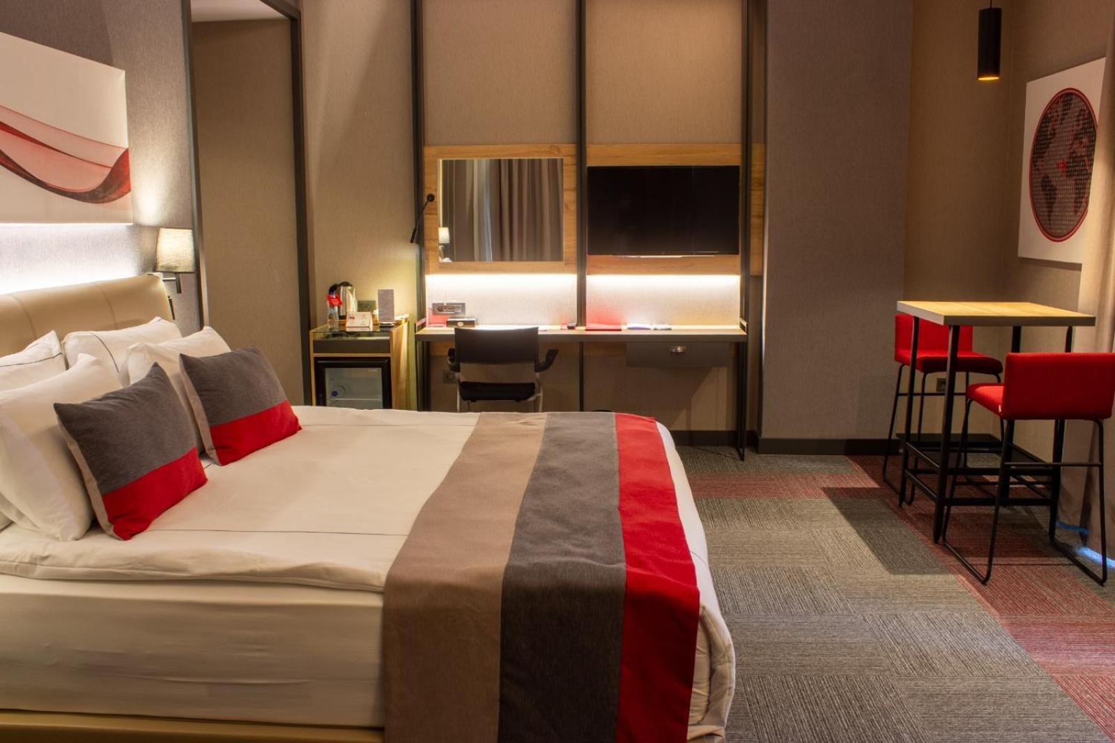 Hotel Ramada By Wyndham Tire Extérieur photo